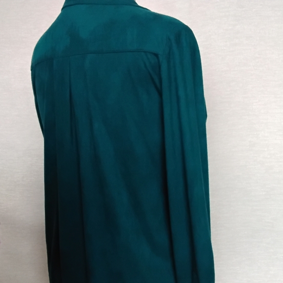 Chico's Size 1 (8/10) Sueded Deep Green Teal Button-Down Long Sleeved Shirt - Picture 4 of 10